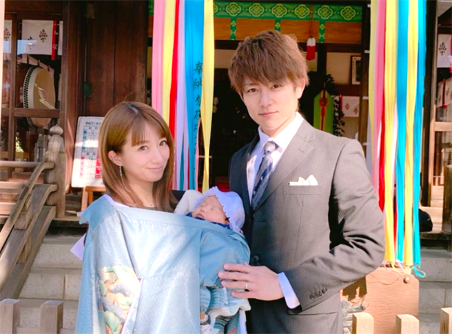辻希美（左）、杉浦太阳夫妻生第四胎后赴神宫祈福。（ 辻希美官方部落格截图）