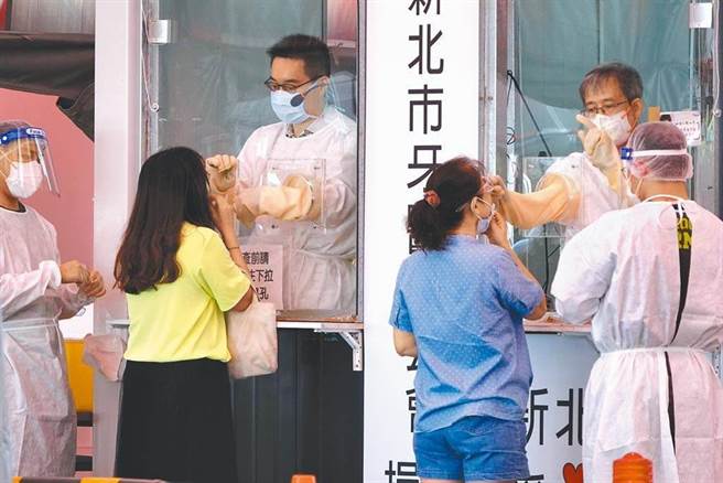 Delta已進入社區，各地加強防範。圖為新北市民篩檢畫面。（資料照）
