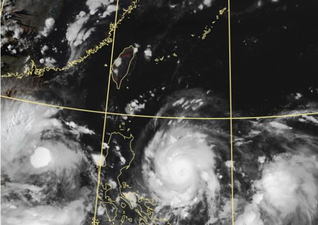 气象局推估，璨树将于周六、周日（11、12日）行经台湾附近时北转，接近时强度为强烈颱风，或至少是中颱之上限。（气象局提供）