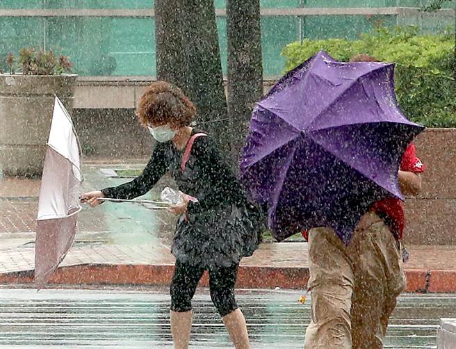 颱风袭台 三招搞定颱风洪水险。（报系资料照）