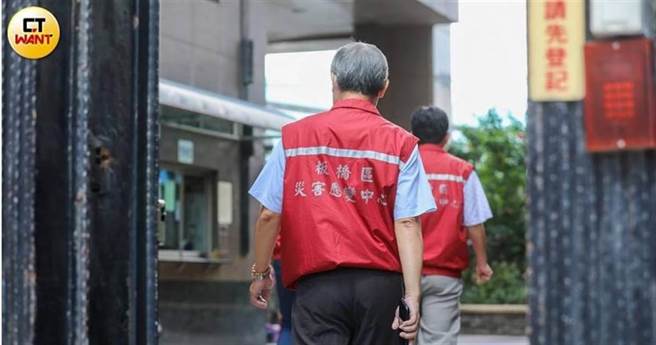 板桥染疫大楼785人筛检皆为阴性，却意外发现一位未进入大楼的装修工确诊，怀疑恐有另外的感染源。（图／张文玠摄）
