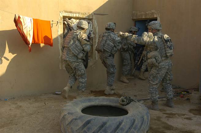 自911事件爆发以后，美国的战斗模式不再像过去以大规模单位集结并进行作战；取而代之的，是美国与其盟国改和小股叛乱势力作战。图为美军在伊拉科搜寻叛乱分子。(图/DVIDS)