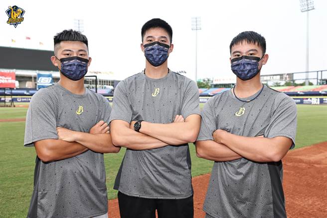 中信兄弟新秀陈统恩（左起）、李家成、周委宏赴洲际棒球场报到并领取装备。（中信兄弟提供）