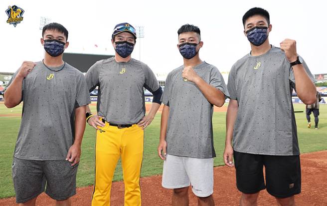 中信兄弟新秀陈统恩、李家成、周委宏赴洲际棒球场报到并领取装备。（中信兄弟提供）