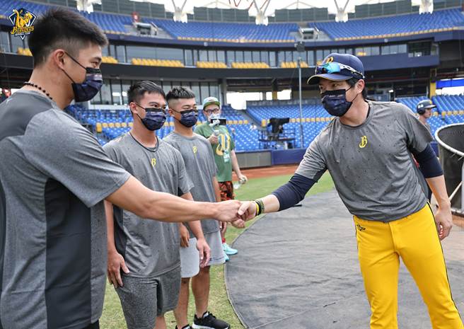 中信兄弟新秀陈统恩、李家成、周委宏赴洲际棒球场报到并领取装备。（中信兄弟提供）