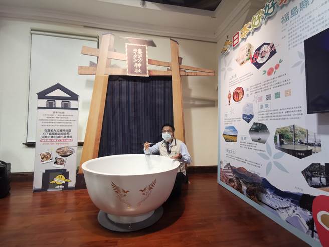 一年一度的台南麻豆总爷和风文化祭11日开展，台南市长黄伟哲与福岛喜多方拉麵神社的大碗公合照。（刘秀芬摄）