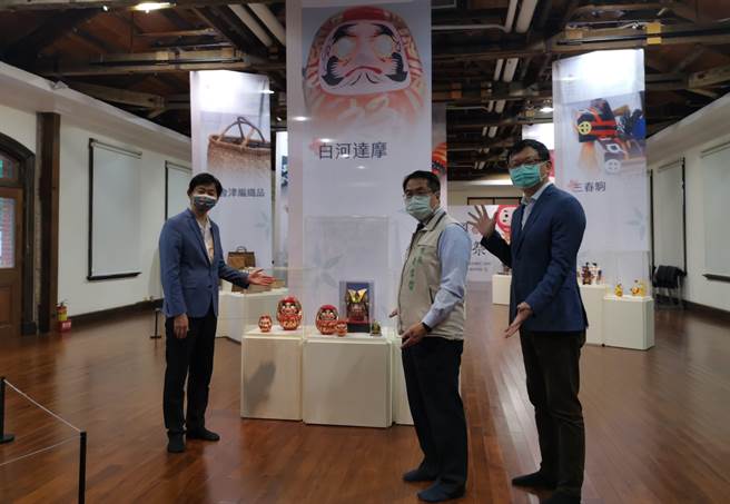一年一度的台南麻豆总爷和风文化祭11日开展，台南市长黄伟哲（中）邀民眾来看精彩的日本工艺展。（刘秀芬摄）