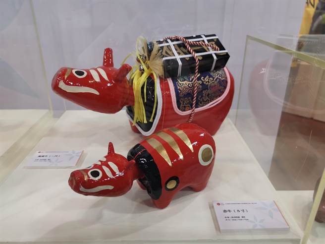 总爷和风文化祭展出福岛传统工艺品赤牛童玩。（刘秀芬摄）