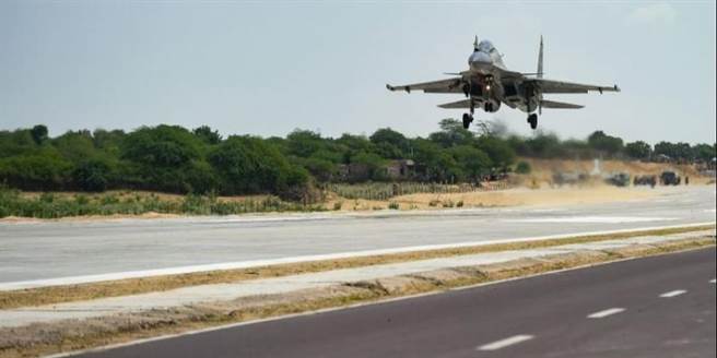 印度Su-30MKI降落战备道。(图/PTI)