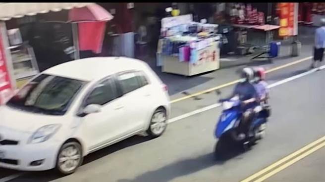 有毒品前科的陈姓女子昨向年迈老板娘借1000元遭拒，竟强行从抽屉取走2000元，与门口接应的黄姓男友迅速逃逸。（吕妍庭翻摄）