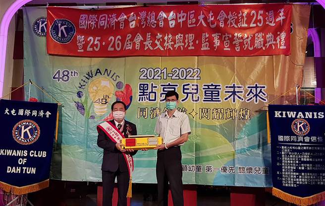 大屯国际同济会，日前由其会长王钦泉（左）代表捐赠20台太阳能爆闪灯给国光派出所，由雾峰分局副分局长林坤立代表受赠。（雾峰分局提供／黄国峰台中传真）