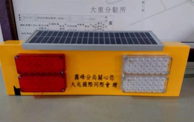 大屯国际同济会，日前捐赠20台太阳能爆闪灯给雾峰分局国光派出所，期许这批爆闪灯，能提醒用路人，有效降低交通事故发生。（雾峰分局提供／黄国峰台中传真）