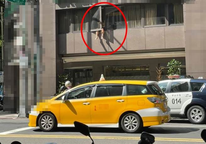 有民眾目击防疫旅馆的住客推开窗户，将双腿挂在窗外吹风。（翻摄自脸书《爆料公社二社》）