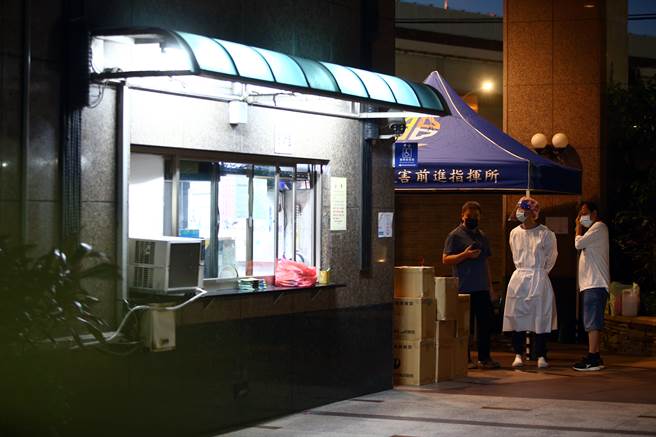 新北板桥某社区受到幼儿园群聚感染影响，B栋遭清空，部分住户都已被安置到集中检疫所。图为9日新北市政府持续在大楼中庭设置前进指挥所，协助就地隔离的住户。（邓博仁摄）