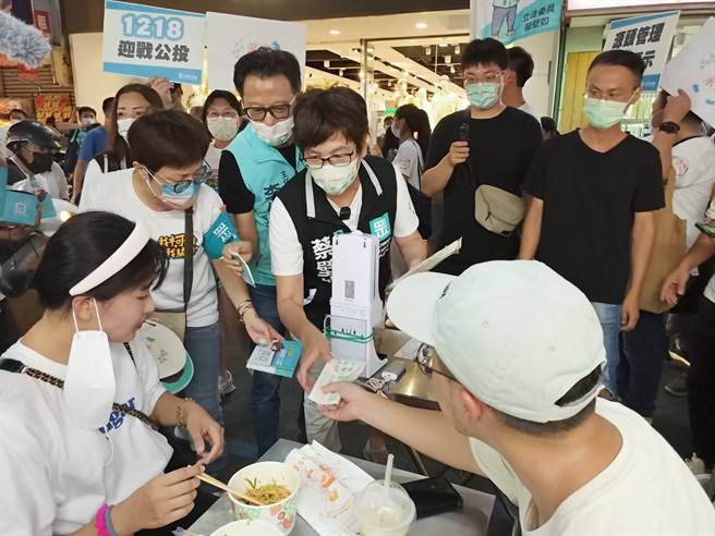 民眾党立委蔡壁如在罗东夜市内发送口罩，并呼吁民眾支持民眾党 此次所抛出四项公投议题的立场。（胡健森摄）