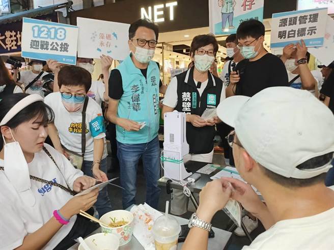 民眾党立委蔡壁如在罗东夜市内发送口罩，并呼吁民眾支持民眾党 此次所抛出四项公投议题的立场。（胡健森摄）
