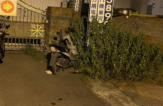 何姓車手與受害人約好將贓款放在一輛無車牌機車踏墊上。（讀者提供／劉秀芬台南傳真）