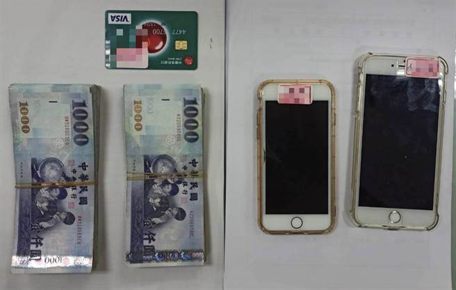 警方從何姓車手身上查獲現金贓款與手機。（讀者提供／劉秀芬台南傳真）