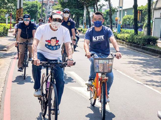 国民党立委洪孟楷(前右)8日贴出照片表示，他很高兴陪同前总统马英九(前左)，和九学堂淡水古蹟之旅」30位学子一起游淡水。(取自洪孟楷脸书)