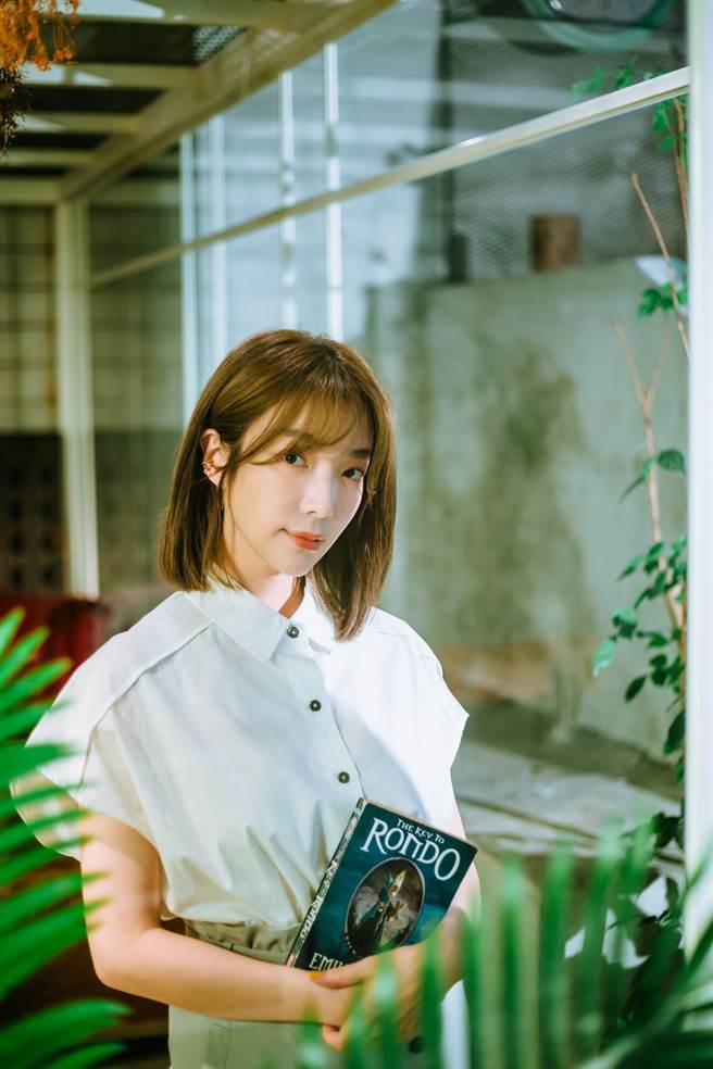  蔡淑臻疫情期間看了不少書。(羅永銘攝/服裝品牌DOUCHANGLEE提供）