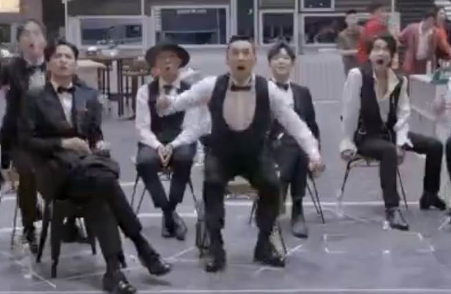 趙文卓見林志炫摔下舞台，嚇到當場變臉從椅子上跳起來。(取自微博)