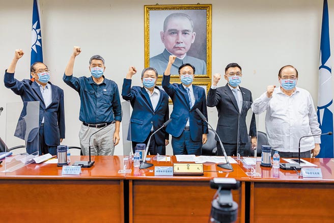 國民黨將於25日舉辦黨主席選舉，中常會8日邀請現任黨主席江啟臣（右二）、前新北市長朱立倫、孫文學校總校長張亞中（左二）、前彰化縣長卓伯源（右三）說明參選理念。（國民黨提供）