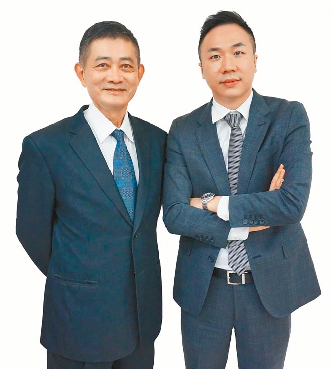 呈祥保经总裁胡志诚认为，企业主必须担起重要的领航角色，培养具领导者特质的副董黄奕纲（右）为接班人。（呈祥提供）