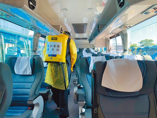 今年中秋連假國道客運沒有優惠措施，但國道客運業者仍加強疏運，首都客運逐趟清潔消毒，以確保乘客的安全。（首都客運提供／李忠一宜蘭傳真）