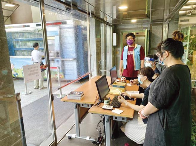 8月疫情趨緩，台北市立圖書館開館，館內容留人數降載至20％，並開放純閱覽空間，8月1日後，紙本借閱量才逐漸回升。（台北市立圖書館提供／游念育台北傳真）