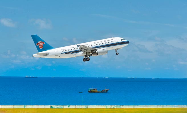 美国第七舰队声明指出，美济礁是处于自然状态的「低潮高地」，因其在涨潮时会被淹没而无权拥有领海。在美济礁上开垦工作设施不会改变国际法下的这一特徵。图为2016年，飞机于美济礁上的新建机场试飞成功。（新华社资料照片）