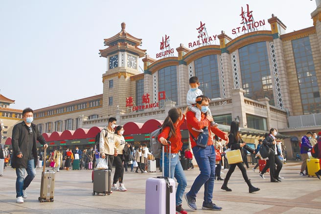 中秋连假将至，大陆旅游业者认为，中秋假期跨省旅游人潮将大爆发，是境内旅游业全面復甦的转折点。图为北京火车站前人流。（中新社）