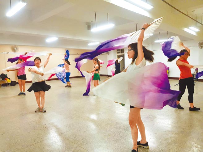 社區大學舞蹈班向來是熱門課程，受疫情影響無法實體上課，學生數驟減。（新楊平社區大學提供／呂筱蟬桃園傳真）