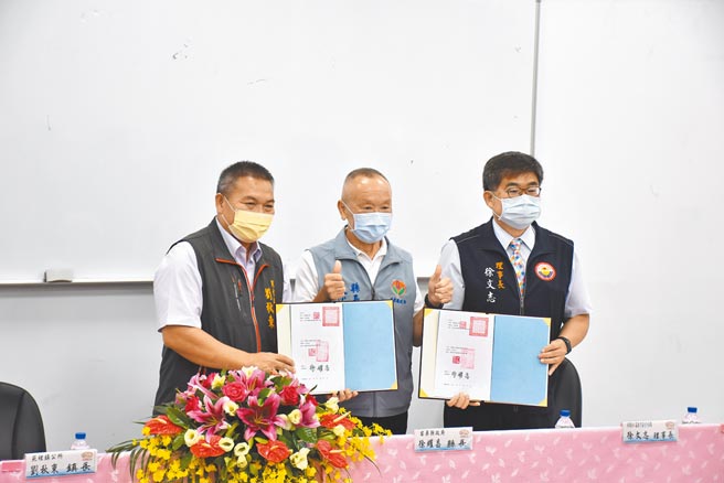 苗栗县长徐耀昌（中）代表县府受赠重建林森桥，感谢嘉邑行善团理事长徐文志（右）等全体善举。（谢明俊摄）