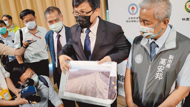 經濟部次長曾文生（拿圖者）8日表示中油取得開發權後就開始監測，2016、2018年就有遭沙覆蓋狀況。（賴佑維攝）