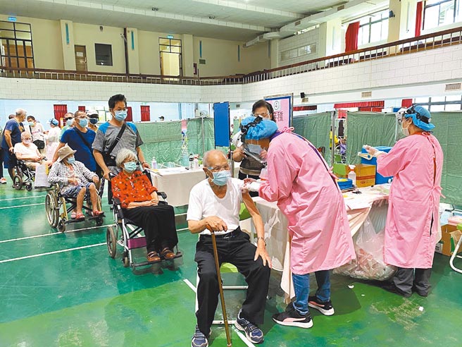 郑文灿8日宣布，长者第2剂AZ疫苗预计15至17日到57个社区接种站造册分批施打。（蔡依珍摄）