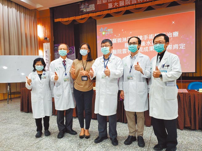 臺大云林分院整形外科医师林颖圣（右二）以超显微淋巴手术让淋巴管改道至静脉，解决乳癌、妇癌病患清除淋巴结后造成的水肿问题，此一技术独步臺大医院体系，病患也多来自北部。（周丽兰摄）