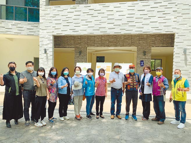 高雄市議長曾麗燕8日率隊考察茂林觀光產業，會勘布魯布沙吊橋、多納溫泉產業示範區及多納高吊橋等著名景點。（高雄市議會提供／林雅惠傳真）