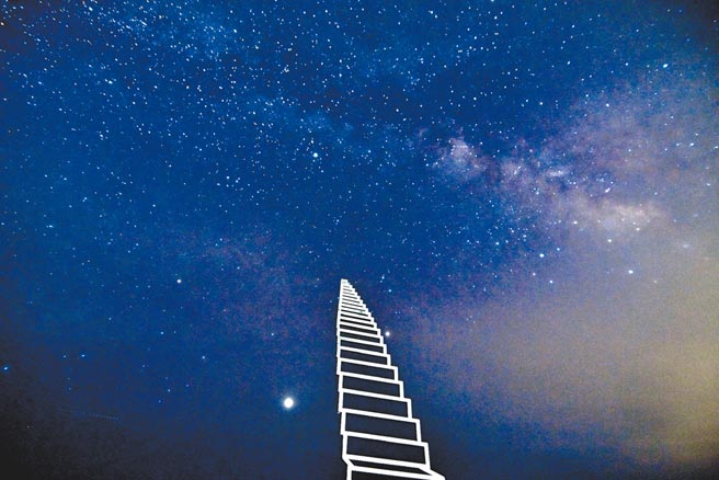 台东县南迴艺术季作品「通往天堂的阶梯」，成了夜拍星空银河的绝配地景。（庄哲权摄）