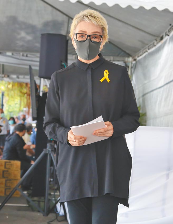 杨惠姗昨谈到待她如同女儿的李行导演，难过红了眼眶。（陈俊吉摄）