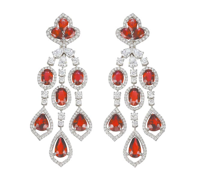 萧邦红宝石套组，项炼镶嵌111颗总重211.91克拉红宝石，耳环镶嵌18颗总重26. 54克拉红宝石(见图)，戒指镶嵌4颗总重4.62克拉红宝石，总价9668万元。（萧邦提供）