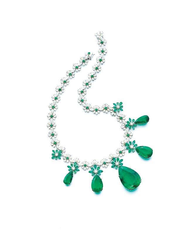 萧邦祖母绿项炼，镶嵌5颗总重89.62克拉哥伦比亚梨形切割祖母绿，9479万元。（萧邦提供）