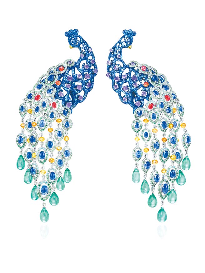 萧邦动物系列孔雀耳环，白金钛金属镶嵌祖母绿、蓝宝石等宝石，753万元。（萧邦提供）