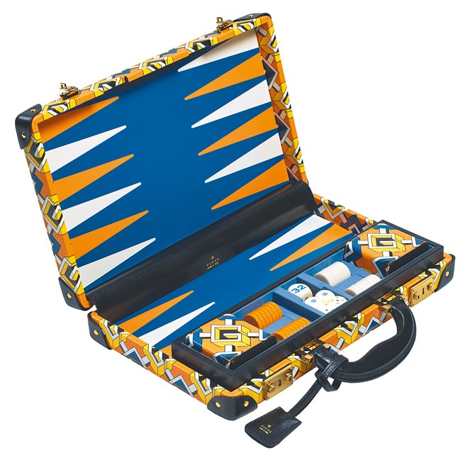 黃藍色Gucci圖案雙陸棋公事包組，14萬3700元。（Gucci提供）