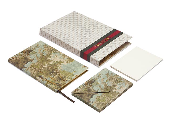 多色馬銜鍊印花文具套裝，1萬3000元。（Gucci提供）