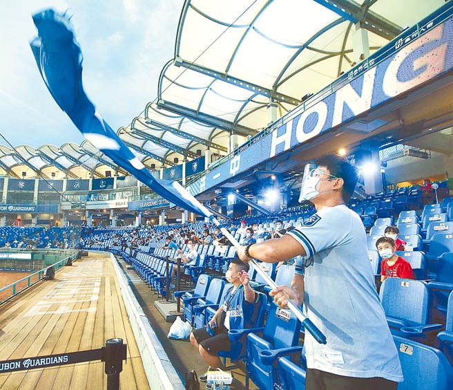 新北市政府防疫升级，但中职富邦悍将新庄主场比赛为专案核定执行，有严格配套措施，经联盟与新北市府讨论后，确认赛事不受影响。（本报资料照片）