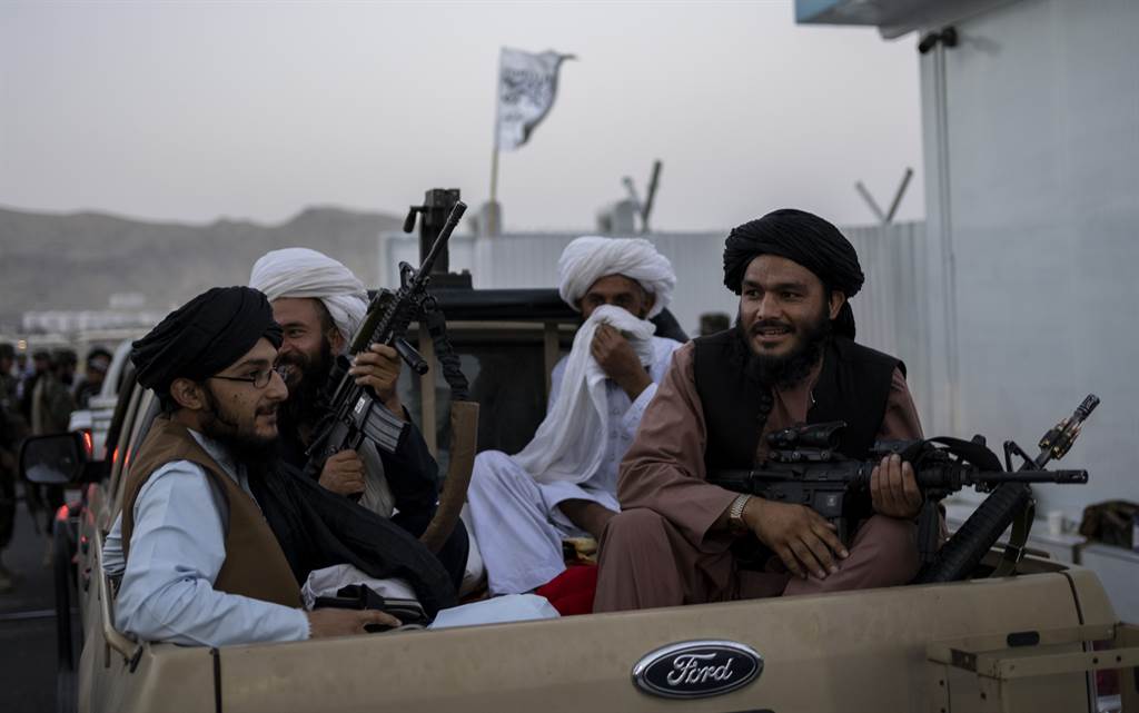 塔利班成员9月9日在阿富汗首都喀布尔机场的神情。（美联社）(photo:ChinaTimes)