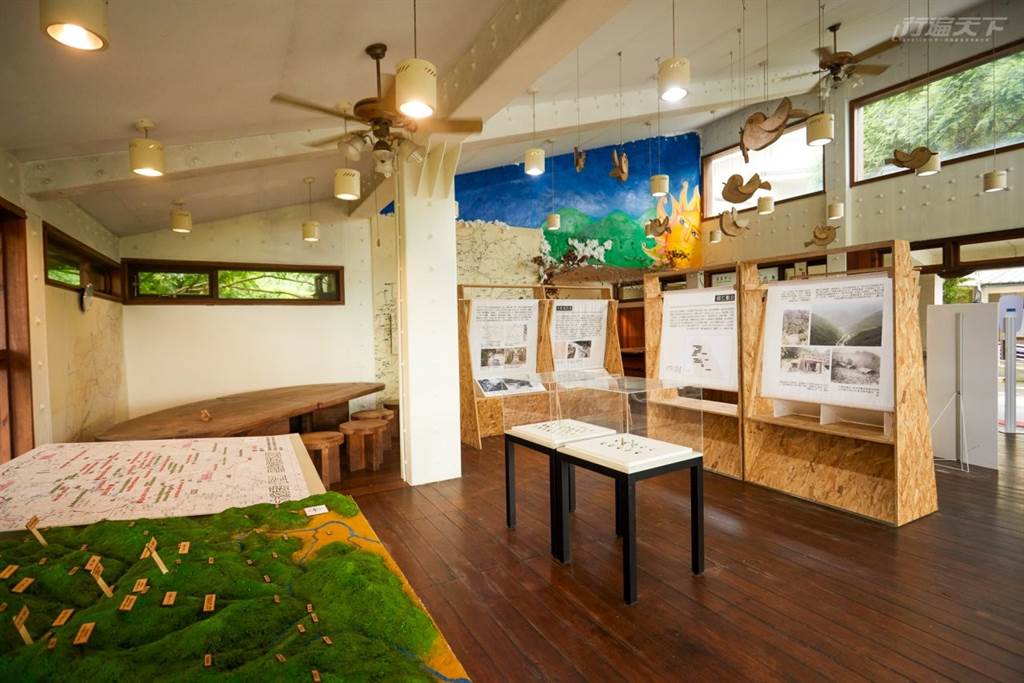 東眼山過去大多是泰雅族大豹群的傳統領域，大豹群故事館展出相關文獻文物。展館不定期舉辦各種展覽，讓人了解當地的人文歷史。(圖/行遍天下)
