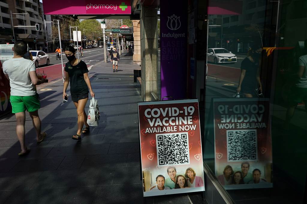 澳洲封锁期间在当地一处人行道边有立牌指出，在药房可以施打新冠肺炎疫苗，能有助于遏止疫情扩散。（图／路透）(photo:ChinaTimes)