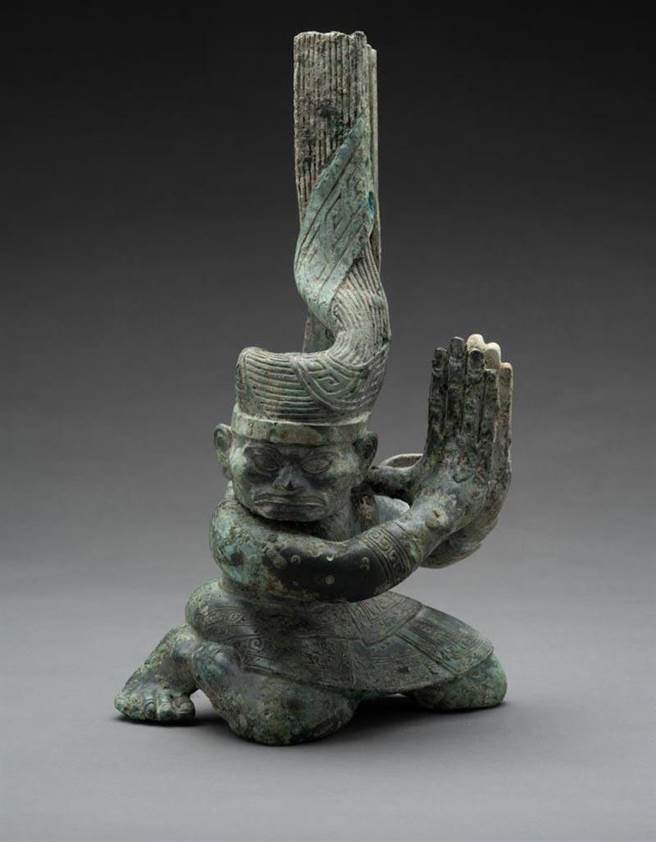 三星堆遗址最新出土的青铜「扭头跪坐人像」，造形奇特，很难相信是距今3、4千年前的作品。（图／央视截图）