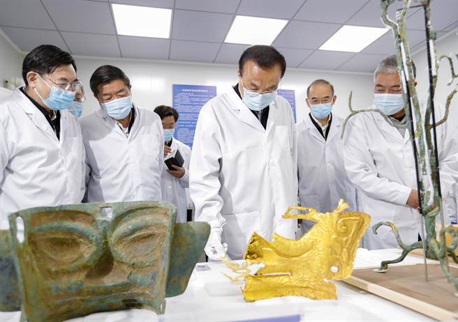 中共国务院总理李克强（右3)4月19日到三星堆遗址发掘现场瞭解考古进展。（图／中新社）